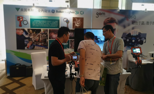 北京韋林意威特工業(yè)內(nèi)窺鏡有限公司的技術(shù)人員，正在為與會者介紹韋林工業(yè)內(nèi)窺鏡在汽車檢測方面的應用