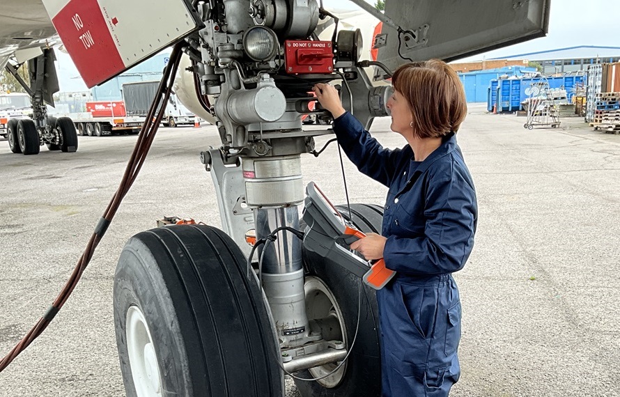 一體化手持式工業(yè)內(nèi)窺鏡檢查飛機起落架快捷而高效